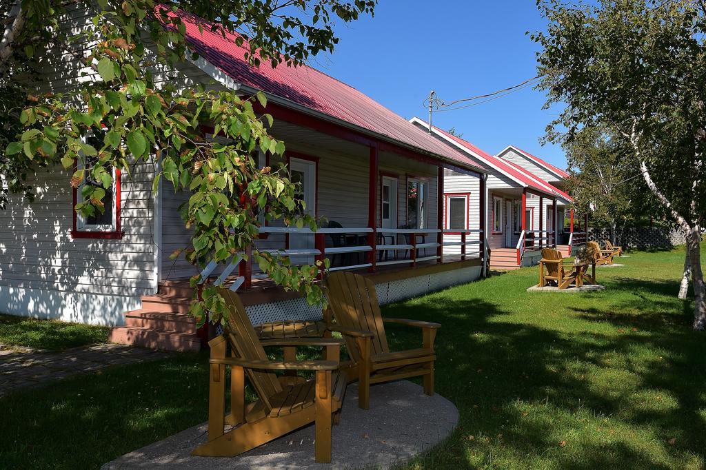 Saint-Siméon Motel Et Chalets Bo-Fleuve Evangeline מראה חיצוני תמונה
